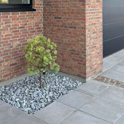 Grey granite chippings 32-50 mm. (DSB)