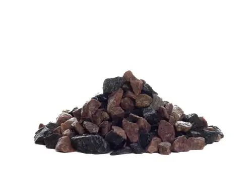 Red/Black-mix granite chippings 11-16 mm.