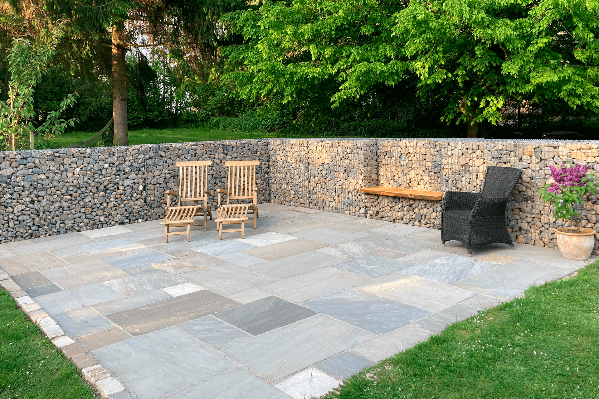 Hand sorted cobble stones 80-120 mm.